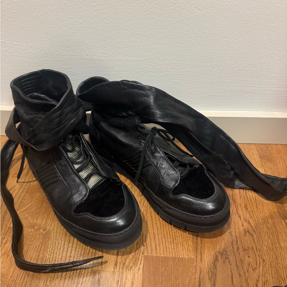 Stylish Black High-Top Woman’s Sneakers